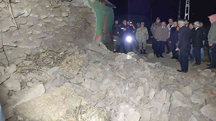 Ardahan’ın Göle ilçesinde meydana gelen 5 büyüklüğündeki depremin ardından evlerinde yıkım ve çatlaklar olan vatandaşlar geceyi dışarda geçirdi.