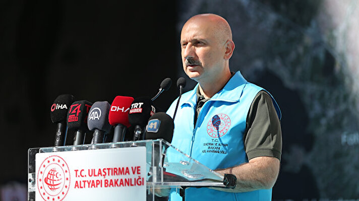 Ulaştırma ve Altyapı Bakanı Adil Karaismailoğlu, inşaatı devam eden Darıca Sahil-Gebze OSB Metro Hattı Adliye İstasyonu Ayna Birleşimi Töreni'ne katıldı. 