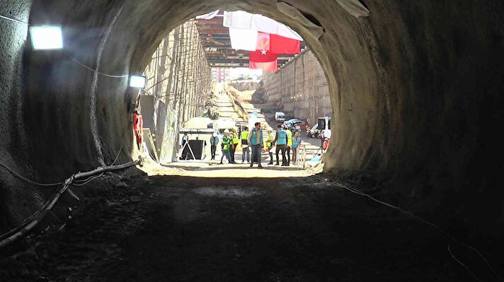 Ulaştırma ve Altyapı Bakanlığı tarafından Kocaeli’de yapımı devam eden Gebze OSB-Darıca Sahil Metro Hattı’nda sona yaklaşıldı. Tünel inşaatlarının yüzde 90 seviyelerini geçtiği projede, iki tünel arasında ışık göründü. Ulaştırma ve Altyapı Bakanı Adil Karaismailoğlu, Kocaeli Valisi Seddar Yavuz, Kocaeli Büyükşehir Belediye Başkanı Tahir Büyükakın, AK Parti Kocaeli İl Başkanı Mehmet Ellibeş, ilçe belediye başkanları ve siyasi partilerin temsilcilerinin katıldığı törende, iki tüneli birleştiren hamle yapıldı.