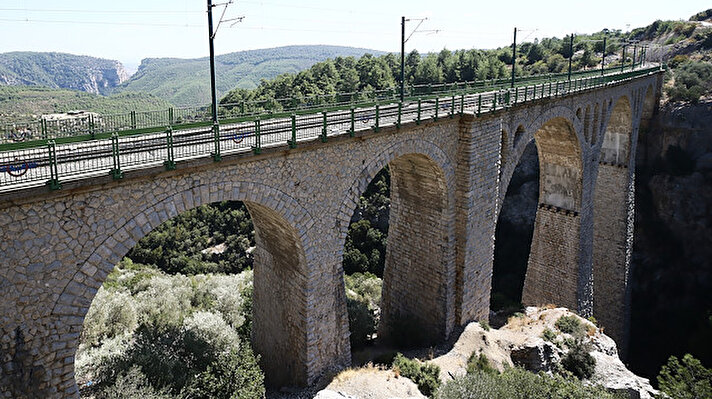 Bir asırdan fazla süredir kullanılan, taştan çelik örme tekniğiyle yapılmış, 200 metre uzunluğunda ve 100 metre yüksekliğindeki köprü, tarihi ve ihtişamlı görünüşüyle ilgi çekiyor.<br>