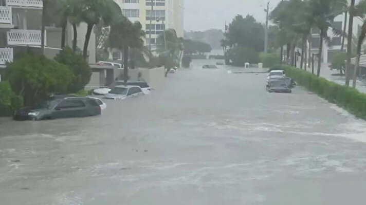 Florida'nın Fort Mayer kentine ulaşan kasırga nedeniyle bir iki saat içinde sokaklar ve binaların giriş katları ile otoparklar sular altında kalırken, sel sularının bazı araçların boyuna ulaştığı görüldü.