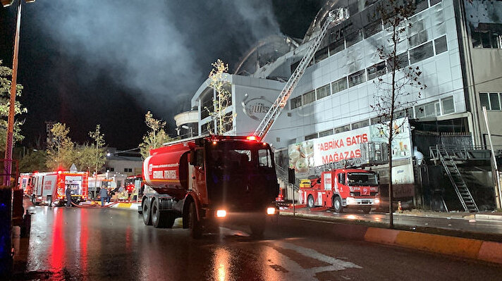 <br>Yangın, Sultanbeyli Akşemsettin Mahallesi, Fatih Bulvarı üzerinde bulunan 4 katlı çelik tencere fabrikasında dün akşam 17.00 sularında meydana geldi.