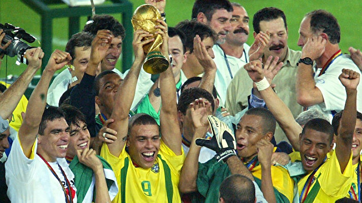 Brezilya - 5<br><br>Brezilya 1958, 1962, 1970, 1994 ve 2002 yıllarında düzenlenen Dünya Kupaları'nı kazanan ve en çok şampiyon ülkedir.<br><br>