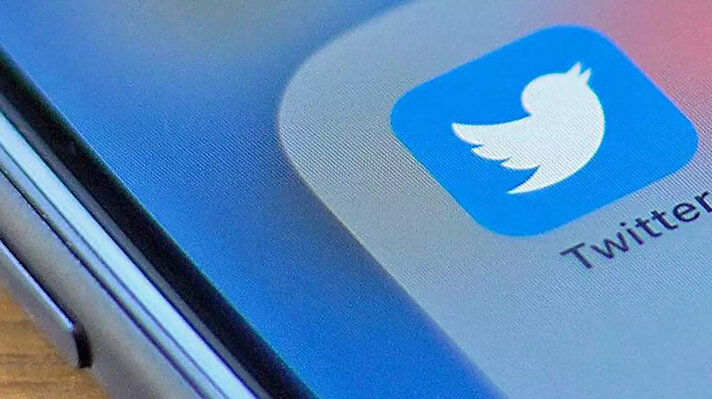 Sosyal medya devi Twitter uzun süredir konuşulan tweet düzenleme özelliğini ilk göz görücüye çıkardı. 