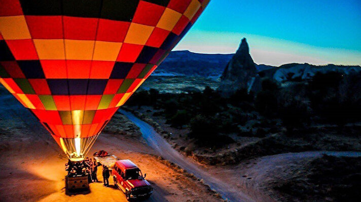 Türkiye’nin en büyük balon turizminin gerçekleştiği Nevşehir Kapadokya bölgesinde günler öncesinden özellikle yabancı turistler yerlerini ayırtıyor.