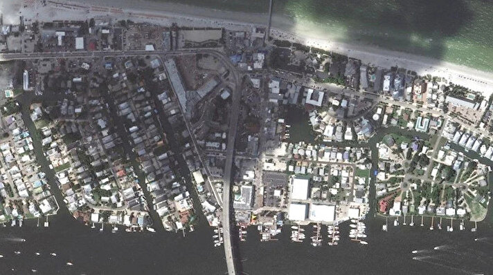 ABD’li teknoloji şirketi Maxar’dan alınan uydu görüntüleri, geçen  perşembe günü Florida'nın Körfez Kıyısı'ndaki Fort Myers şehrinde Ian Kasırgası'nın bıraktığı hasarı gösterdi.<br><br>