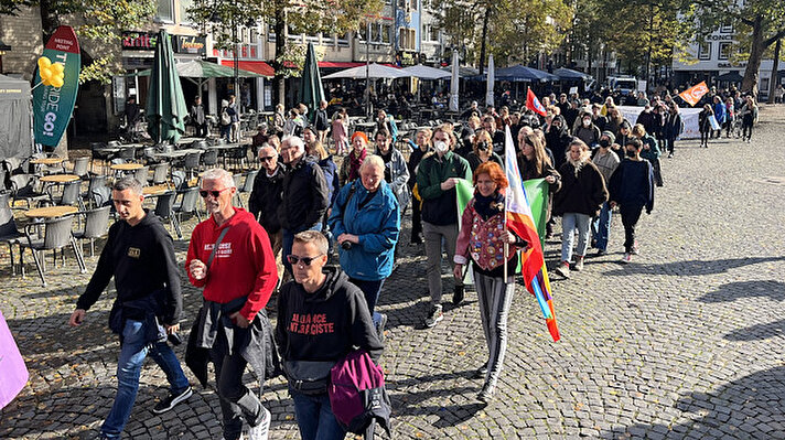Köln şehir merkezinde bir araya gelen yüzlerce protestocu, "Yeter artık: Fiyatlar düşmek zorunda" temasıyla önce protesto gösterisi düzenleyip konuşmalar yaptı, daha sonra sloganlar atarak tarihi Köln Katedrali'ne yürüdü.<br><br>