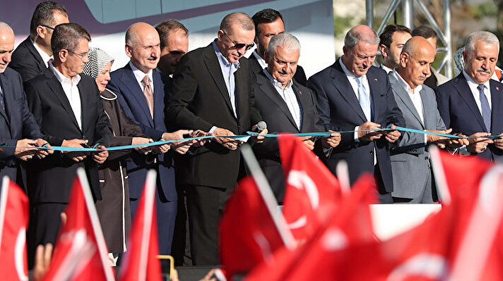 Günde 1 milyon 200 bin yolcuya hizmet vermesi öngörülen Pendik-Sabiha Gökçen Havalimanı metrosu bugün Cumhurbaşkanı Recep Tayyip Erdoğan'ın katıldığı törenle açıldı. Cumhurbaşkanı Erdoğan, tören alanına metro ile geldi. 
