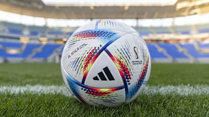 2022 Katar Dünya Kupası - Adidas Al Rihla<br><br>2022 Dünya Kupası'nın resmi futbol topu Adidas Al Rihla'dır.<br>Al Rihla, adını "yolculuk" kelimesinden alıyor. Futbol topunun tasarımında<br>kullanılan detaylar Katar'ın kültürü, mimarisi ve bayrağını temsil ediyor.<br>Ayrıca Al Rihla, Dünya Kupaları tarihinde havada en yüksek hıza ulaşan top olacak.