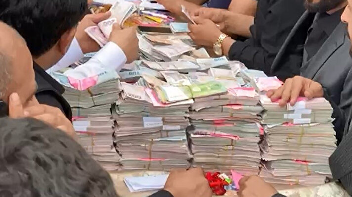 Kars Digor aşiretlerinden Cemaldin aşiretine mensup iş adamı Tanju Gönen'in oğlu Ebubekir ile Celali aşiretinden Dicle<br>Bolcal, Gebze'de yaklaşık 20 bin kişinin katıldığı düğün ile dünyevine girdi.