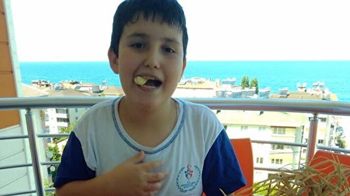 Kastamonu’nun Çatalzeytin ilçesinde yaşayan 9 yaşındaki Muhammed Mücteba sarımsak yeme alışkanlığını 6 yıldır bırakamıyor. İlk sarımsağını yedikten sonra sarımsak yemeyi bırakamadığını söyleyen Muhammed, sarımsak yemediği zaman ise ağlıyor. Cebinde sarımsak olmadan evden çıkmayan küçük çocuk günde 6-7 diş sarımsak tüketiyor.<br><br>