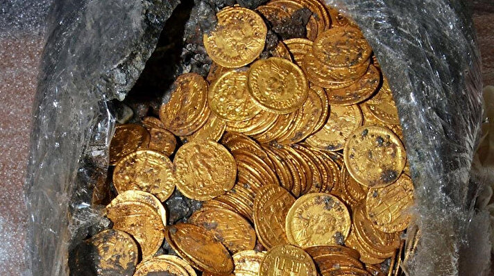 İsrail'in kuzeyindeki Banias arkeolojik sahasında bir duvara gizlenmiş 44 saf altın sikke bulundu.