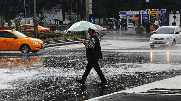 Meteorolojiden yapılan açıklamaya göre; akşam saatlerinden itibaren özellikle Marmara ve Kuzey Ege'de fırtınayla birlikte kuvvetli sağanak yağışın etkili olması bekleniyor.<br>