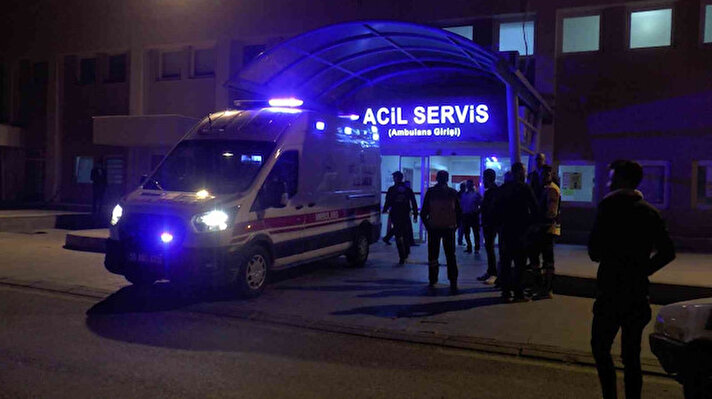 Gülşehir’den Nevşehir Devlet Hastanesi Acil Servisine hasta getiren ambulans, içerisindeki hastayı indirmek için Nevşehir Devlet Hastanesi acil servisine yanaştı. 
