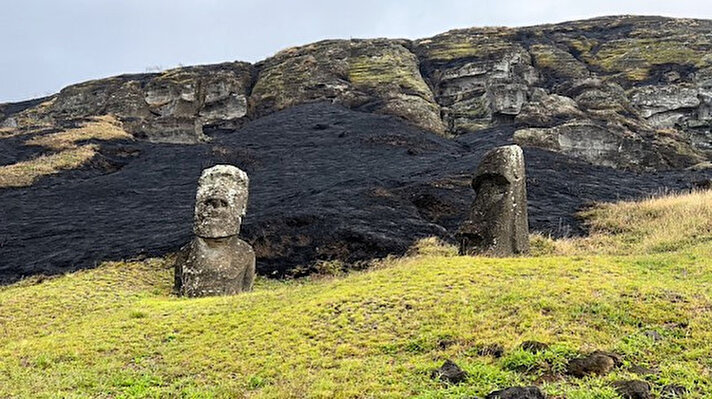 Güney Amerika ülkesi Şili'ye bağlı Paskalya Adası olarak bilinen Rapa Nui'de, açık havada bulunan 500 yıllık 'moai' olarak adlandırılan taş heykellerin, pazartesi günü çıkan çalı yangınında hasar gördüğü açıklandı. 