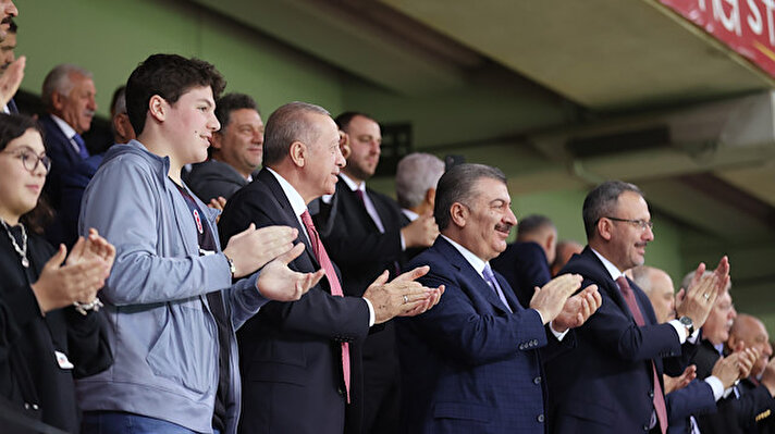 Cumhurbaşkanı Erdoğan, İstanbul'un ev sahipliğinde düzenlenen 2022 Dünya Kupası'nın Nef Stadı'nda oynanan Türkiye-Angola final karşılaşmasını takip etti.<br><br>