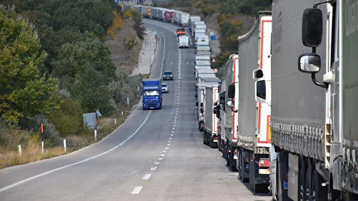 Avrupa ülkelerine ihraç yükleri taşıyan TIR’ların, Edirne’den Bulgaristan’a açılan Hamzabeyli ve Kapıkule Sınır Kapısı’ndaki yoğunluk 5 gündür devam ediyor. Hamzabeyli Sınır Kapısı’nda 38 kilometreye kadar çıkan kuyruk, bu sabah 26 kilometreye kadar düştü.<br>