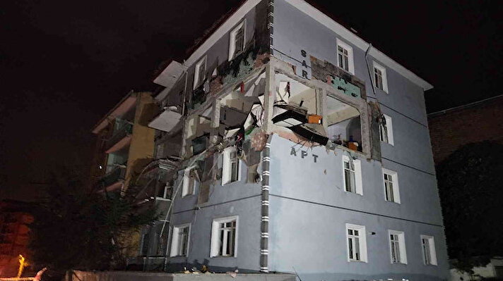 Yeşil Mahalle Özgür Sokağı'ndaki Galip Durdu'nun yaşadığı 4 katlı binanın üçüncü katındaki dairede, doğal gaz kaynaklı olduğu öğrenilen patlama meydana geldi.