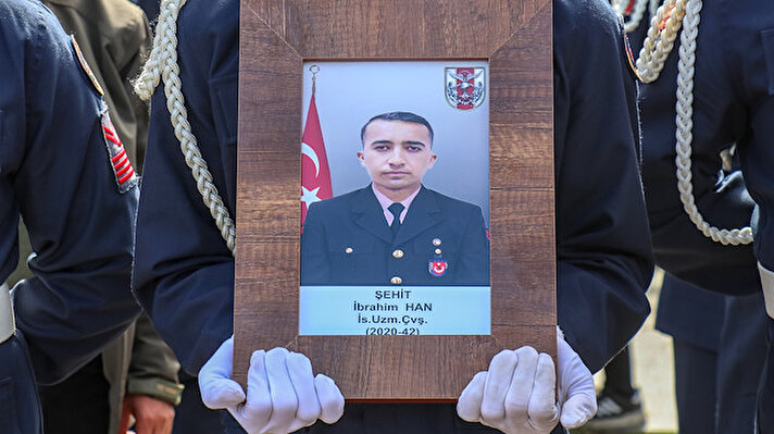 Şehit Han'ın (25) Türk bayrağına sarılı naaşı, askerler tarafından omuzlarda taşınarak Gevaş ilçesindeki Merkez Camisi'ne getirildi.<br><br>