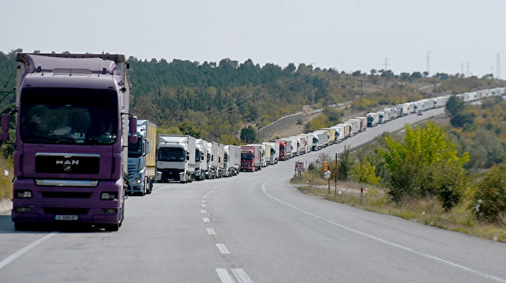 Türkiye'den Avrupa ülkelerine ihraç yükü taşıyan TIR'lar hafta içinde Edirne'den Bulgaristan'a açılan Hamzabeyli ve Kapıkule Sınır kapılarında yoğunluk oluşturdu. 