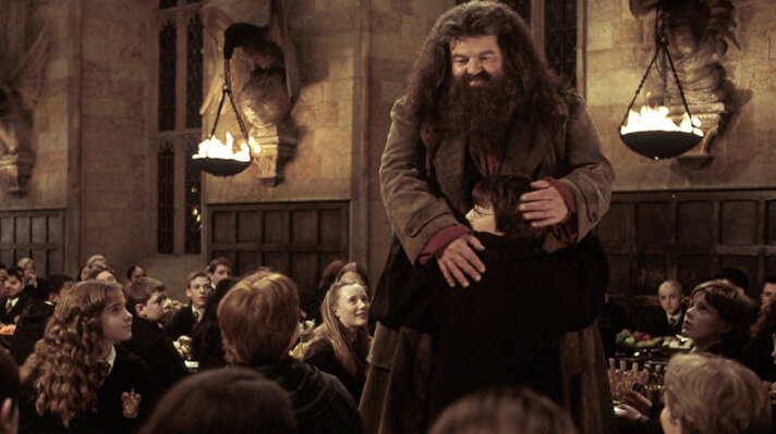 Harry Potter filmlerinde canlandırdığı Hagrid rolüyle hafızalara kazınan ünlü İngiliz aktör Robbie Coltone 72 yaşında hayatını kaybetti.
