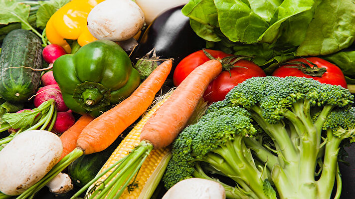 Brokoli, lif, C vitamini, K vitamini, demir ve potasyum gibi birçok besin maddesinde yüksektir. Ayrıca diğer sebzelerden daha fazla protein içerir. Bu yeşil sebzeyi hem çiğ hem de pişmiş olarak yiyebilirsiniz, ancak son araştırmalar, hafif buharda pişirmenin sağlığa en fazla faydayı sağladığını gösteriyor.