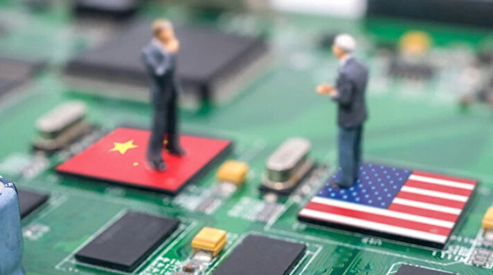 Amerika Birleşik Devletleri (ABD) ile Çin arasında yaşanan teknoloji çekişmesi "çip savaşı" ile doruk noktasına ulaştı. İki ülke arasında 2019 yılında Çinli teknoloji şirketi Huawei'ye uygulanan yaptırımlarla dünya gündemine taşınan çekişme, çip kısıtlamaları ile yeniden tırmanışa geçti.<br><br>