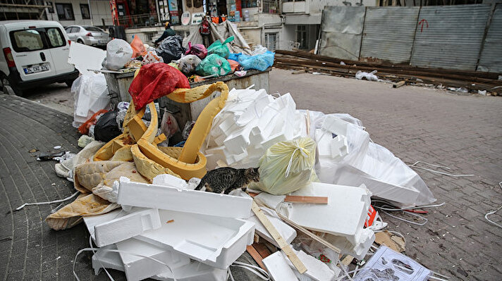 İlçede iki gündür süren grev nedeniyle sokaklarda çöp yığınları oluştu. Çöp konteynerlerinin dolu olması nedeniyle vatandaşların çöpleri kaldırım kenarlarına bıraktıkları görüldü.<br>