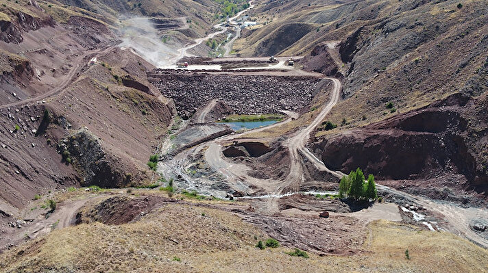 DSİ 8. Erzurum Bölge Müdürlüğünden yapılan açıklamaya göre, DSİ; tarımda modern sulamayı yaygınlaştırmak, toplulaştırma çalışmalarıyla tarım arazilerinden en yüksek faydayı sağlamak, musluklara sağlıklı ve içilebilir su ulaştırmak ve yerleşim yerleri ile tarım arazilerini taşkın risklerine karşı korumak için tüm gücüyle çalışırken sürdürülebilir su yönetimi anlayışıyla da suyun her damlasına sahip çıkıyor.<br><br>