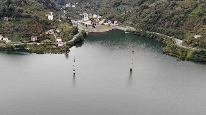 Karşıköy köyünde 2005 yılında inşa edilen Muratlı Barajı gölü suları yaklaşık 700 yapıyı su altında bıraktı. 2 bin kişi de yeni yerleşim yerine taşındı.