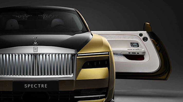 İngili otomobil üreticisi Rolls-Royce, tarihindeki ilk yüzde yüz elektrikli otomobilinin üzerindeki örtüyü kaldırdı.