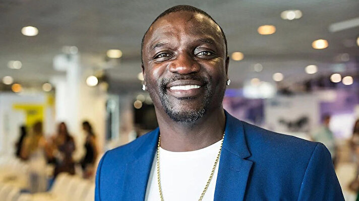 ‘Lonely’, ‘Smack That’ gibi hit şarkılara imza atmış, dünyaca ünlü ödüllü sanatçı Akon, saç ektirmek için Türkiye’ye geldi.