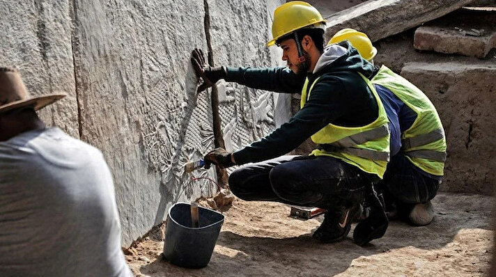 Sekiz mermer rölyeften oluşan 2 bin 700 yıllık eser, DAEŞ militanlarının 2016 yılında yıktığı antik Mashki Kapısı'nı yeniden inşa etmek için çalışan ABD-Iraklı bir kazı ekibi tarafından Musul'da bulundu. <br><br>