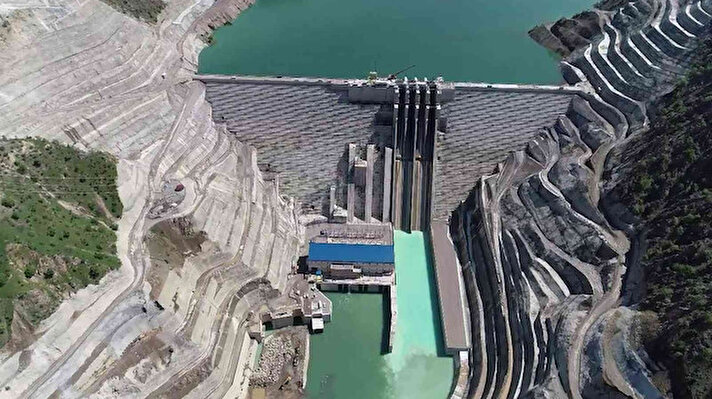 Siirt’in Şirvan ve Pervari ilçe sınırları içerisinde yer alan Avrupa’nın en büyük silindirle sıkıştırılmış beton tipi olma özelliğini taşıyan Çetin Barajı ve Hidroelektrik Santrali, 2020 yılından günümüze kadar 2 milyar 170 milyon 820 bin 425 kWh elektrik üretimi gerçekleştirildi.
