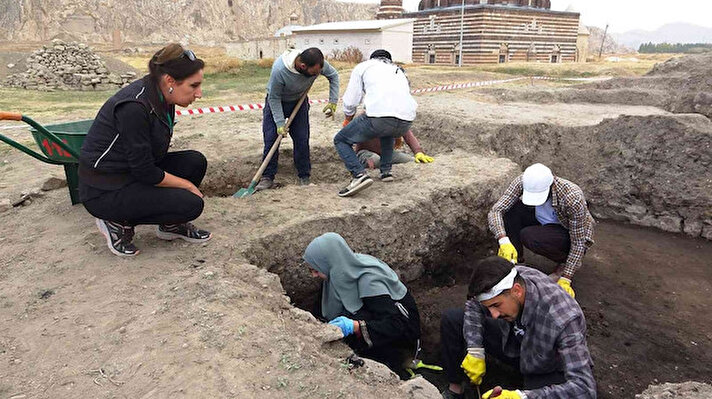 Van’ın hafıza mekânı olma özelliği taşıyan ‘Eski Van Şehri’nde Doğu Anadolu Kalkınma Ajansı tarafından, Sanayi ve Teknoloji Bakanlığı’nın “Cazibe Merkezlerini Destekleme Programı” çerçevesinde başlatılan proje, Van Müze Müdürlüğünün idari koordinatörlüğü ve YYÜ Sanat Tarihi Bölümü Öğretim Üyesi Prof. Dr. Gülsen Baş’ın bilimsel danışmanlığındaki ekiplerce sürdürülmektedir. Kültür ve Turizm Bakanlığı, Vakıflar Bölge Müdürlüğü, Van Valiliği, Van Büyükşehir Belediyesi, YYÜ, İpekyolu Belediyesi gibi pek çok kurumun da paydaşlık ettiği proje, eski Van’ın hak ettiği değeri görmesi ve tarihi kimliğini koruyacak biçimde canlandırılması amacıyla başlatıldı.