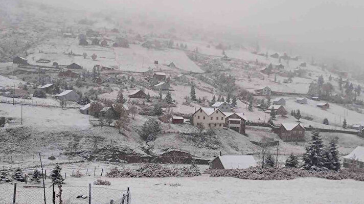 Hava sıcaklığının ani düşmesi ile birlikte Giresun’u İç Anadolu Bölgesi’ne bağlayan 2200 rakımlı Eğribel Geçidi ile Giresun-Trabzon il sınırında bulunan Sis Dağı Yaylasına kar yağdı.