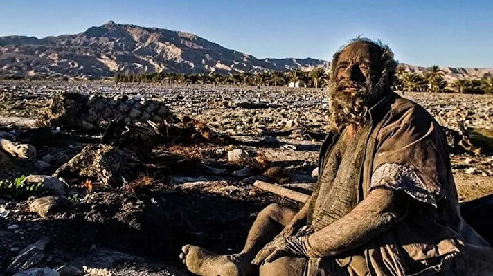 İran'ın resmi ajansı IRNA'nın haberine göre, Fars eyaletinin Feraşbend ilçesine bağlı Dejgah köyünde "Hacı amca" lakaplı yaşlı adam, 50 yılı aşkın süredir, hasta olma korkusuyla banyo yapmıyor.