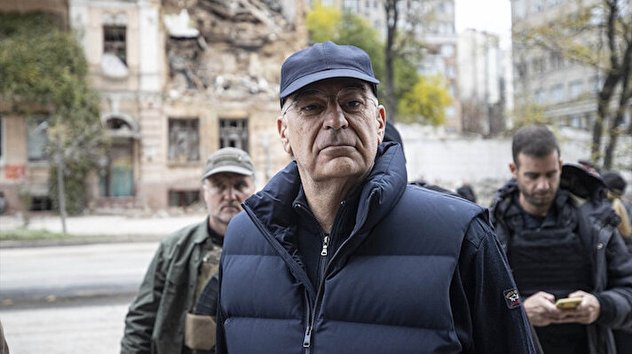 Yunan Bakan, "Bombalanan Kiev, neyle karşı karşıya olduğumuzu açıklamak için ideal bir yer" dedi.<br>