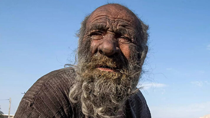İran’ın Fars eyaletindeki Feraşbend şehrine bağlı Dejgah köyünde temizlenirse hasta olacağına inanan ve 70 yıldır yıkanmayan “Hacı Amca” lakaplı 94 yaşındaki adam hayatını kaybetti. 
