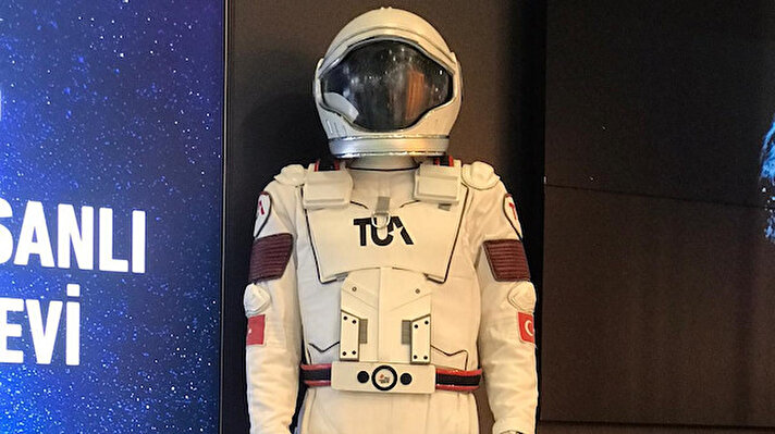 Türkiye Uzay Ajansı (TUA), Türkiye'nin ilk insanlı uzay yolculuğu için uzaya gönderilecek kişinin vatandaşlar arasından seçileceği ilan edildi. Bu olaydan sonra bu kişinin sahip olacağı özellikler açıklandı. Daha sonra ilk Türk astronotun kıyafeti merak edildi. Peki ilk Türk astronot kıyafeti nasıl olacak? İlk Türk astronot hangi uzay kıyafetini giyecek?
