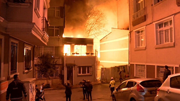 Yangın, saat 03.30 sıralarında Firuzağa Mahallesi, Hüseyin Ağa Bahçe Sokak'ta bulunan 3 katlı metruk binada çıktı. 
