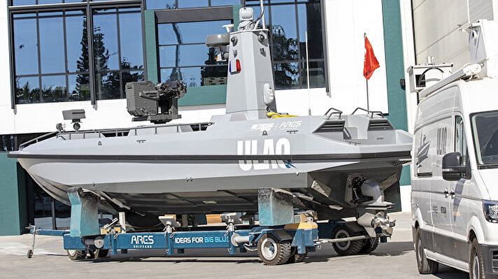 ARES Tersanesi ile Meteksan Savunma tarafından geliştirilen ULAQ Silahlı İnsansız Deniz Aracı, harp başlıklı Cirit Lazer Güdümlü Füze ve 12,7 milimetre uzaktan komutalı silah sistemi ile atışlarını başarıyla tamamladı. Firmalar, rüştünü ispatlayan ULAQ serisinde ikinci botun üretimine başladı.<br>