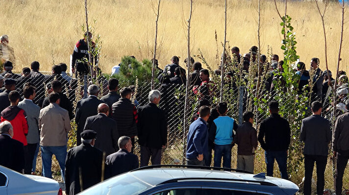 Kırklareli'nde Akalar Mahallesi Namazgah Caddesi'ndeki bir apartmanın ikinci katında yaşayan Songül Akbaş, 2 gün önce hakkında uzaklaştırma kararı bulunan eşi Zeynel Abidin Akbaş, tarafından tabancayla vuruldu. 4'ü erkek, 2 kız olmak üzere 6 çocuğu bulunan çiftin evinden gelen silah seslerini duyanlar, durumu polise haber verdi. İtfaiyenin yardımıyla eve giren ekipler, Akbaş'ı mutfakta başından vurularak yaralanmış halde buldu. 