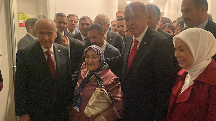 Malatyalı 80 yaşındaki Fatma Özaslan, AK Parti Merkez Karar Yönetim Kurulu Üyesi ve Malatya Milletvekili Öznur Çalık’a Cumhurbaşkanı Erdoğan’ı çok sevdiğini, onunla yüz yüze görüşmek istediğini söyledi. 