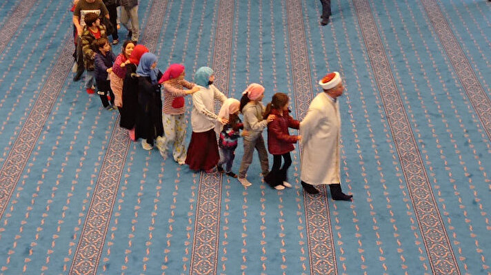 İmam Mahmut Eroğlu, çocukların camiye ilgisini artırıp sevdirmek için daha önce Türkiye'de başlattığı "Çocuk Market" projesini, yeni görev yeri İngiltere'deki Ahmet Ziyaüddin Gümüşhanevi Camisi'ne de taşıdı.