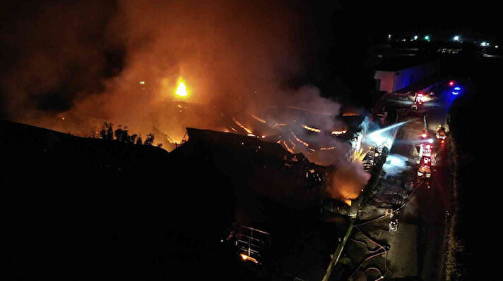 Yangın, Erenler ilçesi Çaybaşı Yeniköy Mahallesi’nde bulunan sünger fabrikasında meydana geldi. 