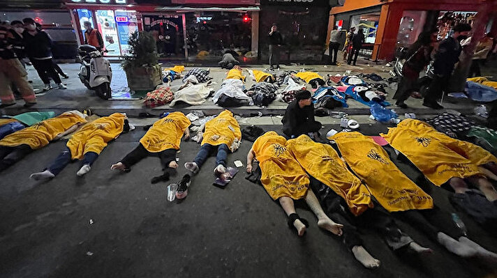 Yetkililer, Seul'ün eğlence merkezlerinden Itaewon bölgesindeki Cadılar Bayramı kutlamasında çıkan izdihamda 151 kişinin yaşamını yitirdiğini bildirdi.