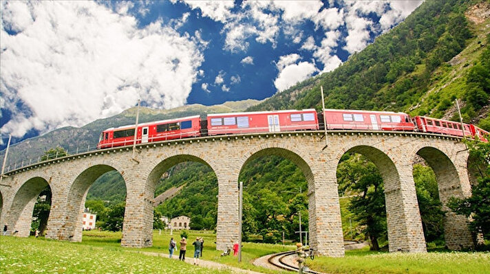 İsviçre'de Rhaetian demir yolları firması, şirkete ait 1,9 kilometre uzunluğundaki 100 vagonlu trenin, Alp Dağlarının eteklerine inşa edilen Albula-Bernina güzergahında rekor denemesi için yolcu taşıdığını açıkladı. 