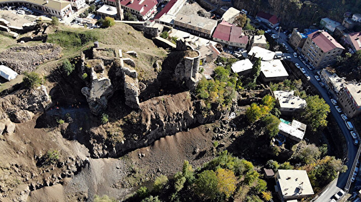 Kültür ve Turizm Bakanlığınca yürütülen çalışmalar çerçevesinde 2 bin 500 yıllık kalenin 2 seyir terası ile yürüyüş yolunun yapımına başlandı. 