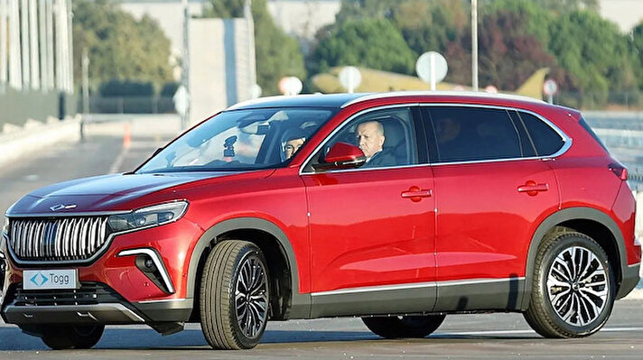 Türkiye'nin otomobili 2023'ün ilk çeyreği sonunda satışa sunulacak. Togg'un yollara çıkacak ilk modeli elektrikli C-SUV olacak. Ardından 2025'in ilk yarısında sedan, 2026'da C-X Coupe modeli otomobil severlerin beğenisine sunulacak. Takip eden yıllarda B-SUV ve C-MPV'nin de aileye katılmasıyla, beş modelden oluşan ürün gamı tamamlanacak.